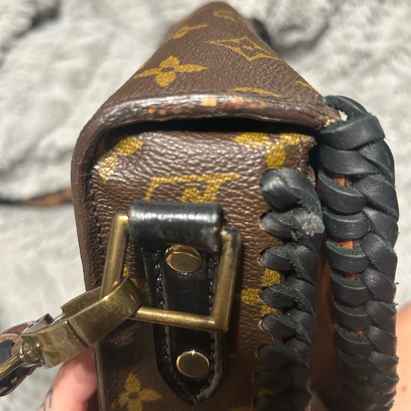 Lv world traveler bag with turquoise pendant vbb - Picture 5 of 10